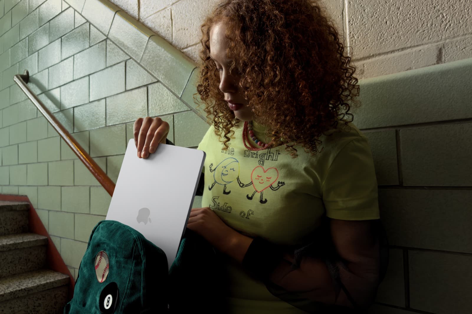 Apple lanza el MacBook Air M5 y apunta directo a la vida universitaria