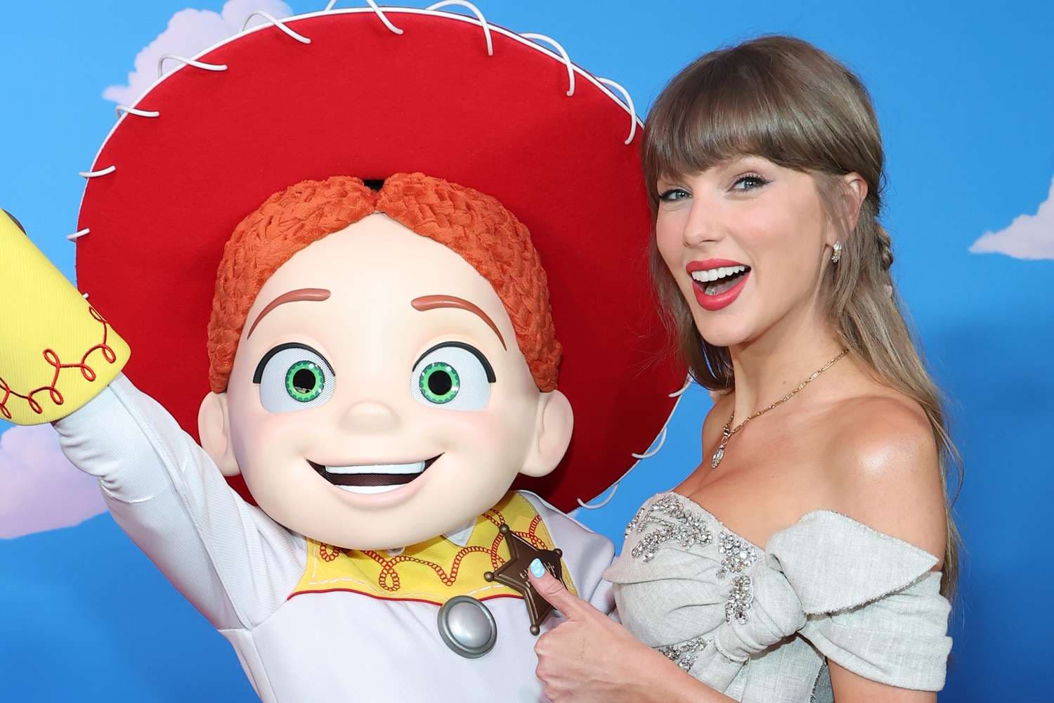 Taylor Swift sorprende en el estreno de Toy Story 5 con una nueva canción